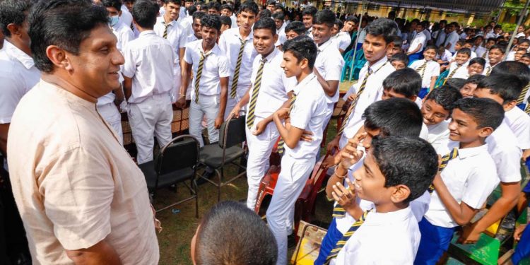දරුවන්ගේ බෑග් චෙක් කරනවා කුඩු අල්ලන්න! අහුවෙන්නෙ කුඩු නෙමෙයි කෑම නැති හිස් කෑම පෙට්ටි පමණයි! චෙක් කරන්න ඕන ළමයින්ව නෙමෙයි කුඩු ගේන ලොකු ලොකු අයව! කිලිනොච්චියේ දරුවන්ටත් බස් එකක් අරගෙන ගිය විපක්ෂනායක මෙහෙම කියයි! (VIDEO & PHOTOS)