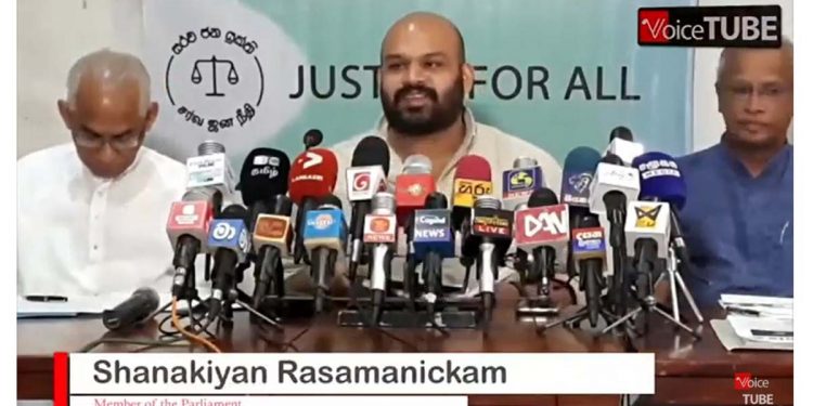 සිගරැට් කොම්පැනියට බදු ගහන එක ගැන දේශපාලඥයන් කතා නොකරන්නේ ඇයි? දකුණේ සජබෙයි උතුරේ දෙමළ සන්ධානයයි එකතු වී පළමුවරට සිගරැට් බදු ගැන මාධ්ය හමුවක් තියයි! 2021දි සිගරට් සමාගමේ ආදායම බිලියන 127ක්! ලාබය බිලියන 40ක්! 2022 ලාබය බිලියන 50යි! ආණ්ඩුව සිගරැට් සමාගමට බදුගහන්නේ නෑ! බදු ගහන්නේ කිරිපිටි හාල් සපත්තුවලට! වහාම සිගරැට්වලට හරි බදු ප්රතිපත්තියක් හදන්න! (VIDEO)
