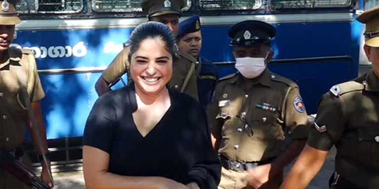 කොහොමද තිළිණි ප්‍රියමාලිගෙ හිනාවෙ ලස්සන! මේ අද ඇප කොන්දේසිවලට අස්සන් කරන්න උසාවියට ආපු ගමන්! කාට හිනාවෙනවද මන්දා! (VIDEO)