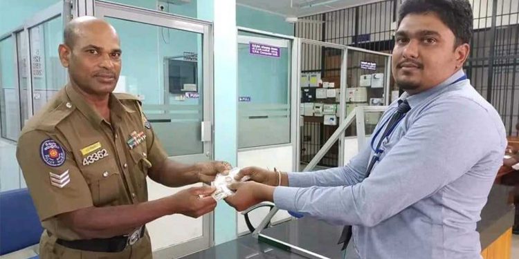 ටයි එකක් දාගත්ත මහත්තයෙක්!