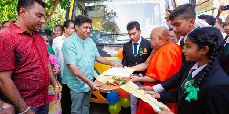 සජිත් අද බස් එකක් ගිහින් දුන්නු තඹුත්තේගම ඉස්කෝලේ මේ අවුරුද්දේ ප්රවාහන වියදම විතරක් ලක්ෂ 32ක්! (PHOTOS & VIDEO)