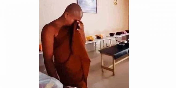 දුෂ්කර ආරණ්ය සේනාසනයකට දානෙ දෙන්න ගියාම පන්සලේ හාමුදුරුවෝ ඇස් දෙකේ කඳුලු පුරෝගනී! ‘අනේ අපේ මහත්තයෝ පුළුවන් නම් ගමේ පවුල් අසූවක් විතර ඉන්නවා! ඒ අයගෙත් මේ වගේ බඩකට පුරවන්න! අපට කුසගින්න දරාගන්න පුලුවන්. ඒත් ගමේ අයට කන්නත් නෑ. ඔබතුමන්ලාට පින් සිද්දවෙනවා…!’ දුරකතන අංකයත් තියෙනවා! පුලුවන්නම් ගමට උදව් කරන්න! මේ වෙලාවේ ලොකු පිනක්!