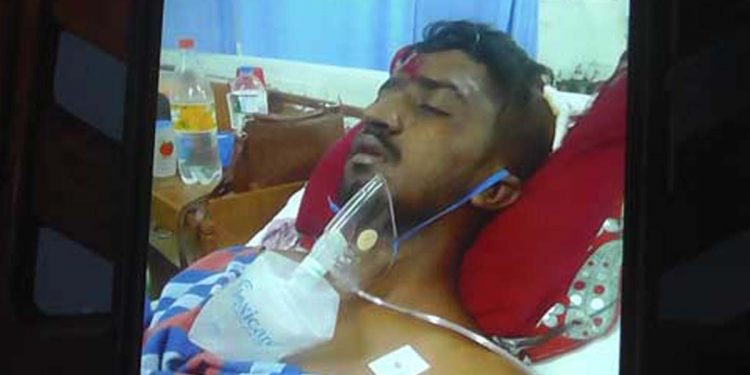 A9 ගත්ත මහනුවර සිසුවාට ගිනි තියපු සිද්ධියේ රස්නය යන්නත් කලින් තවත් ඒ වගේම සිද්ධියක් මහනුවරින් වාර්තා වෙයි! මේ පාර බොක්සිං ශූරයකු උස්සන් ගිහින් යකඩ පොලුවලින් ගහලා කපා කොටා පුච්චලා! පූජනීය නගරයට මොකද්ද මේ වෙලා තියෙන්නේ?