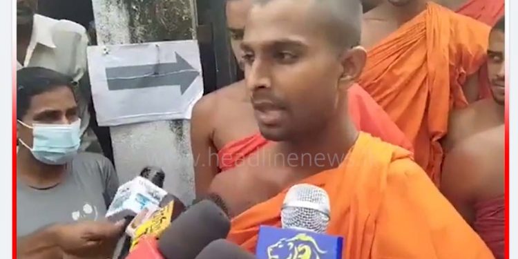 දවස් 100කට පස්සේ එළියට ආපු සිරිධම්ම හිමියෝ මුලින්ම කියපු වචන කීපය මෙන්න! ‘අර්බූදය එහෙමමයි! අරගලය ඉදිරියට අරන් යනවා!’ (VIDEO)
