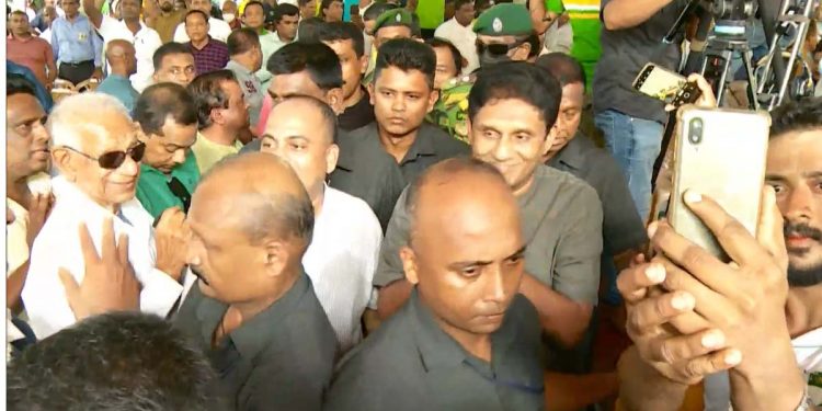 කැම්බල් පිටියම එකම හිස් ගොඩකින් වැහෙයි! දෙපැත්තකින් පාගමන් 2ක්! බොරැල්ල මංතීරුවක් වැහෙයි! මන්ත්‍රීවරු පිරිවරාගෙන සජිත් කැම්බල් පිටියට ඇතුලු වෙයි! (LIVE VIDEO)