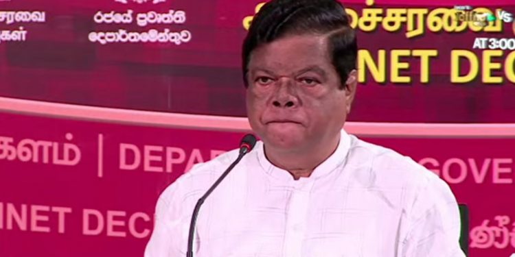 ආණ්ඩුවටත් මටවත් ආර්ථික ප්‍රතිසංස්කරණ ගැන සැලසුමක් නෑ කියලා ජනාධිපති කියලා පැය 24ක් ගියේ නෑ! මෙන්න බන්දුල කියනවා මොනවා හරි දෙයක් විකුණලා කීයක් හරි හොයාගත්තේ නැතිනම් රටට අමාරු වෙයි කියලා! (VIDEO)