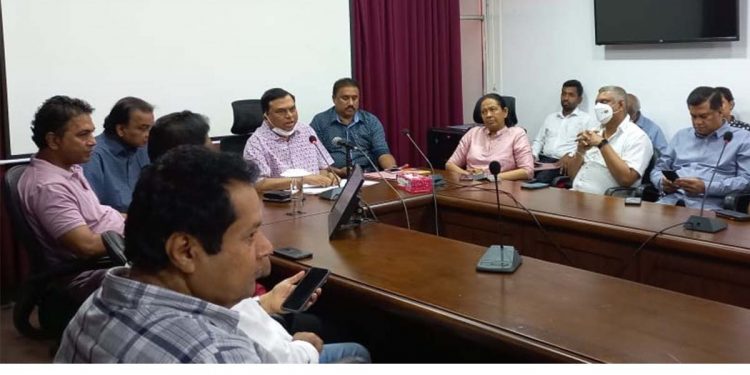 බැසිල් ඡන්දෙට ලෑස්ති වෙයි! පොහොට්ටු කාර්යාලයට මැතිඇමැතිවරුන් කැඳවයි! සාකච්ඡා පිට සාකච්ඡා! (PHOTOS & VIDEO)