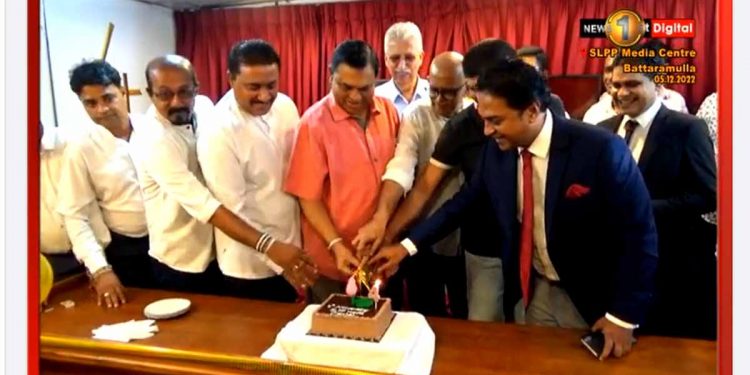 69 ලක්ෂයක් ගත් ජනාධිපති ගෙදර ගියා! අපි රනිල්ව පත් කරගත්තා! එයා හොඳට කරගෙන යනවා! එයා අපිට දේශපාලනය කරන්න වාතාවරණය හදලා දුන්නා!  කාලෙකට පසු එළියට ආපු බැසිල් කේක් කපා මාධ්‍යට කියයි! (VIDEO)
