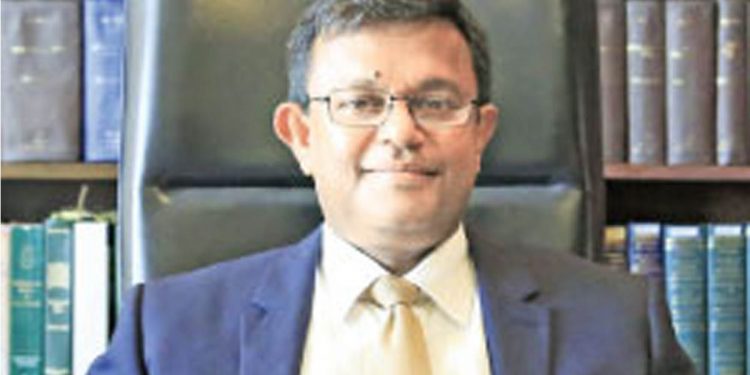 නීති හදන තැන නිලධාරීන්ගෙන් ඉල්ලීම් ගොඩක්! මහලේකම්වරයාගේ විශ්‍රාම වයස 60 ඉඳන් 63 කරන්න ඉල්ලලා! මහලේකම්ගේ ලේකම්ට විශ්‍රාම වැටපක් වාහන පර්මිට් එකක් ඇතුලු පහසුකම් ඉල්ලලා! පාර්ලිමේන්තු කාර්ය මණ්ඩලයේ විශ්‍රාම වයසත් 63 කරන්න ඉල්ලලා! දෙකකට බෑ කියයි! එකකට කොන්දේසියක් දමයි!