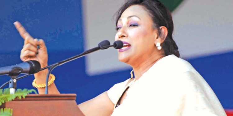අපි අතීතයේ දැකලා තියෙනවා ඡන්ද කල්දාන්න ගිය අයට වෙච්ච දේ! ඡන්ද වෙලාවට තියන්න ඕනේ! ද්විත්ව පුරවැසියන් මේ රටට ඕනේ නෑ! ගංජාවලට මම සම්පූර්ණයෙන් විරුද්ධයි! ඒකෙන් වෙන්නේ රට විනාශ වෙන එක! ගංජා නීතිගත කළොත් ළමයි බෑග්වල ගංජා දාගෙන ඉස්කෝලෙටත් ඒවි! ගීතා දිගට හරහට මේ ගහන්නේ කාටද? (VIDEO)