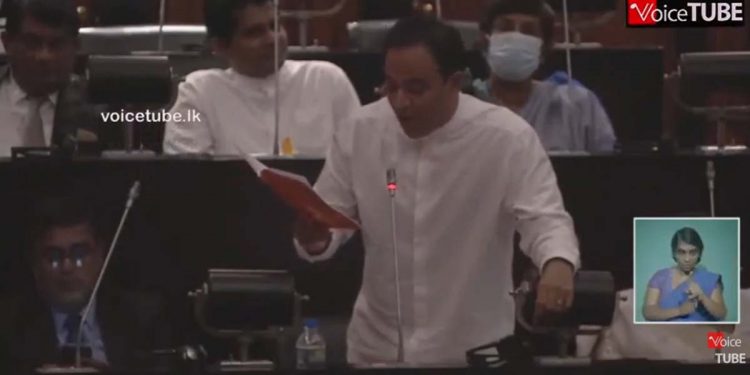 ස්ථාවර නියෝග 21යි 2  යටතේ මේ පාර්ලිමේන්තුව ඇතුළේ පිටස්තර කෙනෙකුට කතා කරන්න බෑ! වහාම කතානායකතුමා එයාව එළියට දාන්න! කව්ද අද පාර්ලිමේන්තුවට ආපු පිටස්තරයා? සභාව උණුසුම්! (VIDEO)