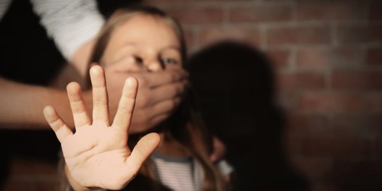 මේ මොනවද වෙන්නේ? රට කොහෙටද යන්නේ? ශිෂ්යත්වය ලියලා ගෙදර එමින් සිටි දැරියක් පැහැරගෙන ගිහින්!