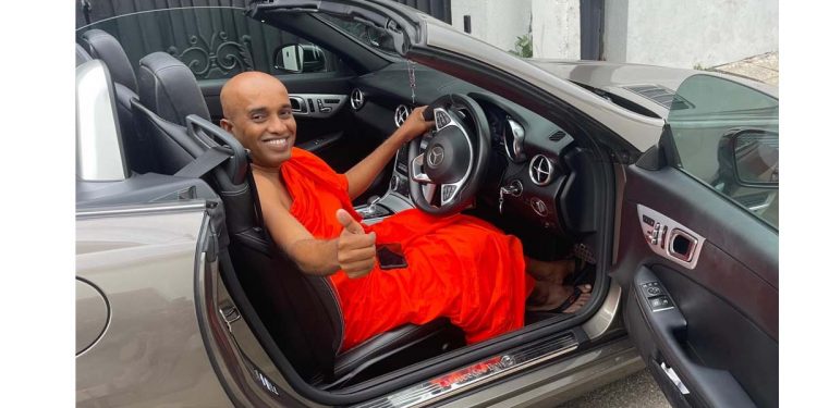 කොටුවේ පොඩි හාමුදුරුවන්ට කව්ද දායකයෙක් බෙන්ස් රථයක් පූජා කරලලු! මෙන්න පින්තූර! මිනිස්සුන්ට එක වේලක්වත් කන්න නැතිව ඉන්නැද්දි හාමුදුරුවන්ට බෙන්ස් දුන්නු දායක මහත්තයටයි කොටුවෙ පොඩි හාමුදුරුවන්ටයි සාදු.. සාදු.. සාදු…! (PHOTO)