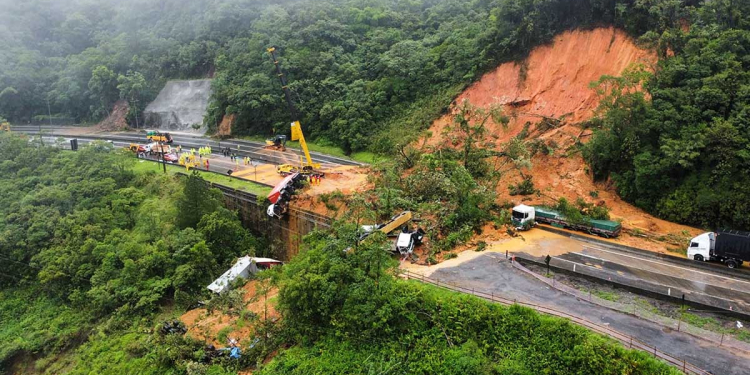 මේ පැතිවල නාය යනවා! ගමන්බිමන් යනවා නම් බලාගෙන!