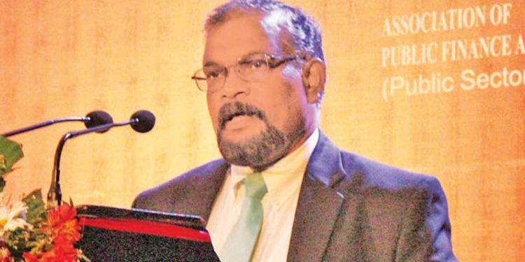 ඊයේ රාජ්ය සේවකයන්ට බෝනස් දෙන්න කියලා චක්රලේඛ නිකුත් කරපු මුදල් අමාත්යංශ ලේකම් අද රාජ්ය සේවකයන්ට වැටුප් ගෙවන්න සල්ලි නෑ කියයි!