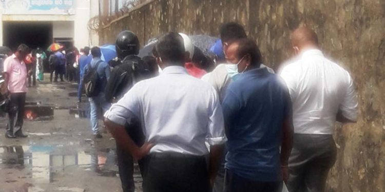 පෝලිම් ඉවර කළා කිව්වට මෙන්න අද උදේ කොල්ලුපිටියේ කිරිපිටි පෝලිමක්!