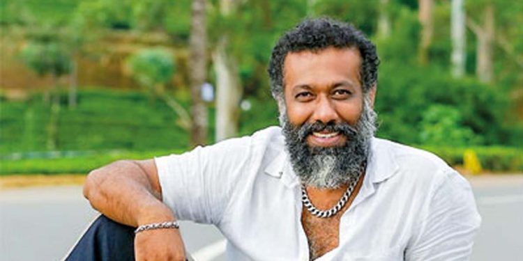 මුදලිගේ හිරේට දැම්මා කියන මෝටිවේෂන් අප්පච්චි කියන එක්කෙනා මෙන්න මාධ්‍යයට ඇවිල්ලා එක එක ඒවා කියනවා! මුදලිගේගේ නමක් කිව්වේ නෑත් කියනවා! මොනවා කියනවාද මන්දා! (VIDEO)