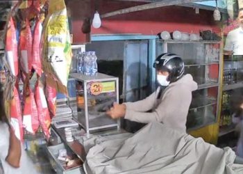 හංවැල්ල ආපන ශාලා හිමිකරුට කඩේ ඇතුළටම ඇවිත් වෙඩි තිබ්බේ ඩුබායි පැනලා ඉන්න පාතාලයේ ‘චමියා සහ ලලිත්’? ‘බලපන් වෙලා තියෙන දේ!’ ඩුබායිවලින් සහෝදරයාට නාඳුනන ඇමතුමකුත් ඇවිත්! (VIDEO)