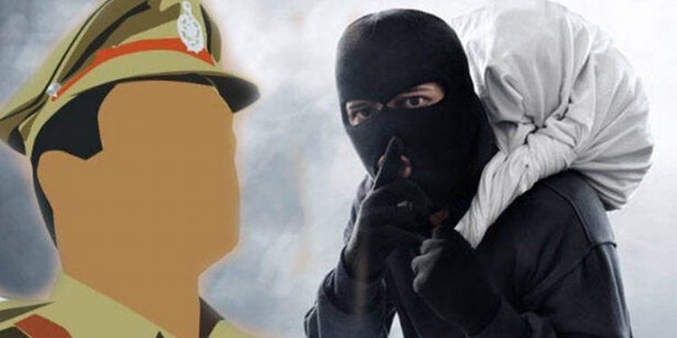 මෙච්චර කල් සාමාන්ය මිනිස්සුන්ගේ ගෙවල් කොල්ලකෑවා! මහපාරෙදි මාල කැඩුවා! අන්න අද කළුතර උතුර OICගේ ගෙට මහදවල් පැනලා බිරියට පහරදීලා බඩුත් හොරකම් කරන් ගිහින්!