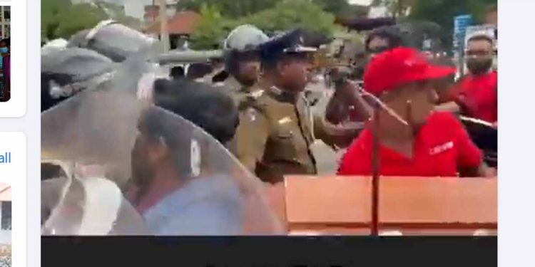 අරගලය කොලඹින් ගමට යයි! අද කුරුණෑගල! කොළඹ වගේම කුරුණෑගල පොලිසියත් මැද්දට පනී! ඒත් අරගලය නවත්වන්න බැරිවෙයි! (VIDEO)