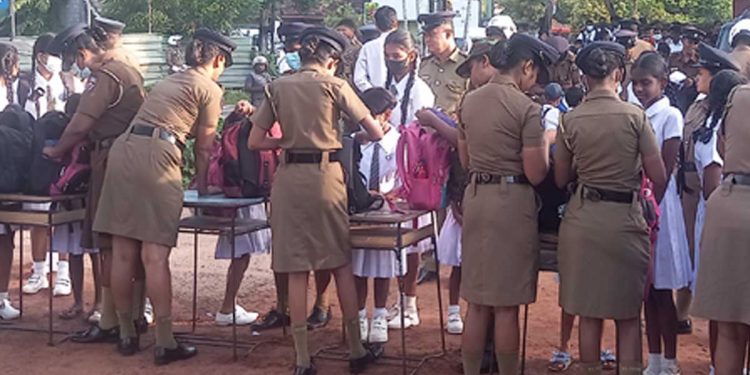 ‘අයිස්’ සොයා පොලිසිය ඉස්කෝල ළමයින්ගේ බෑග් කනපිට පෙරළයි! නිල සුනඛයොත් අරන් එයි! (VIDEO)