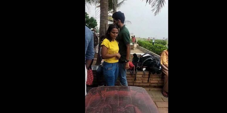 කොල්ලො කෙල්ලො අද ගෝල්ෆේස්වල අලුත් අරගලයක් ආරම්භ කරයි! එනවා නම් පොතක් පෑනක් අරන් එන්න කියයි! හැබැයි පොලිසිය ඇවිත් ලොකු බාල්දියක් පෙරළයි! (VIDEO)