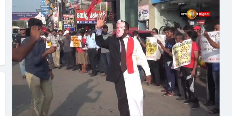 රනිල් ඉගෙනගත්ත විශ්වවිද්‍යාලයේදීම හූ කිව්වා! ගෝඨාභයත් යන්න පටන් ගත්තේ මිනිස්සු හූ කියලා! සමාජවාදී ශිෂ්‍ය සංගමය කිරිබත්ගොඩින් පාරට බහී! (VIDEO)