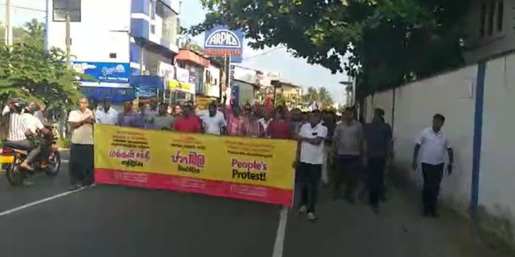 ජවිපෙ ගාල්ලෙන් පාරට බහී! (VIDEO)