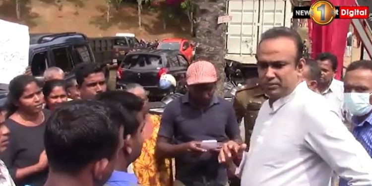 රමේෂ් පතිරණ ආපු උත්සවයට ගම්මුන් කඩා වදී! කරනවා කියපු දේවල් කෝ! රමේෂ්ගේ මූණටම අහයි! ‌ඉස්සර වගේම පුරුද්දකට යයිද? (VIDEO)