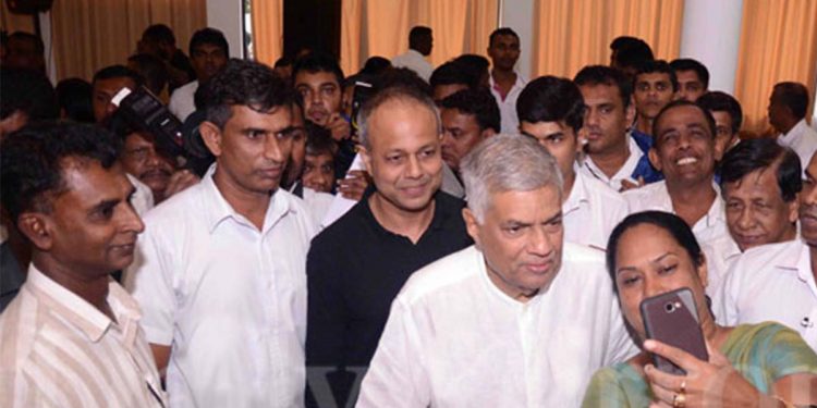 ඩිනර් එකකදී රනිල් එක්ක සෙල්ෆියක් ගසා රස්සාව නැතිවුණේ කාටද?
