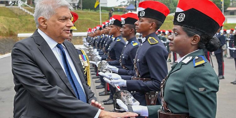 රනිල් දියතලාවට යයි! කැඩෙට් නිලධාරීන්ගේ විසිර යාමේ පෙළපාලියට එක්වෙයි! (PHOTOS)