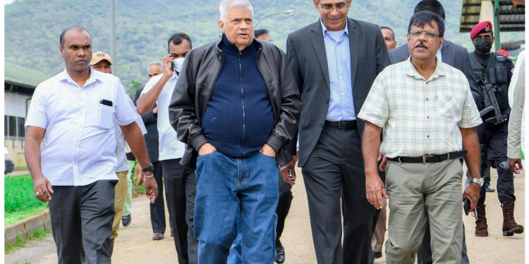සතියක් තිස්සේ නුවරඑළියේ ඉන්න ජනපති අඹේවෙල බලන්න යයි! (PHOTOS)