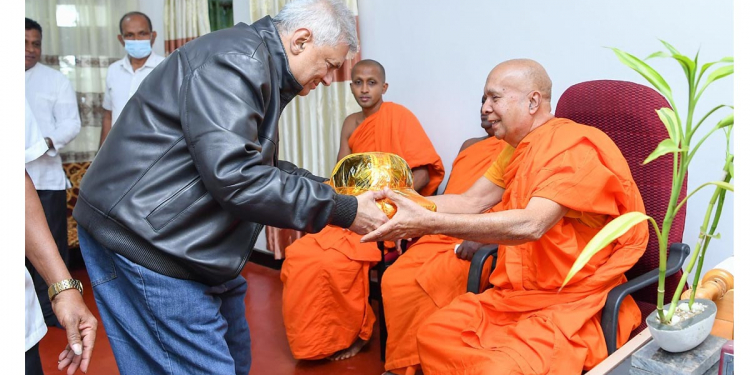 නුවරඑළියේ ඉන්න රනිල් මහවැලි මහසෑය වඳින්න කොත්මලේ ගිහින්! (PHOTOS)