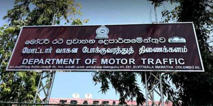 පොලිසිය RMV එකට කඩන් පනී! හොර බ්‍රෝකර්ලා-‘කාක්කො’ 75ක් කුදලන් යයි!