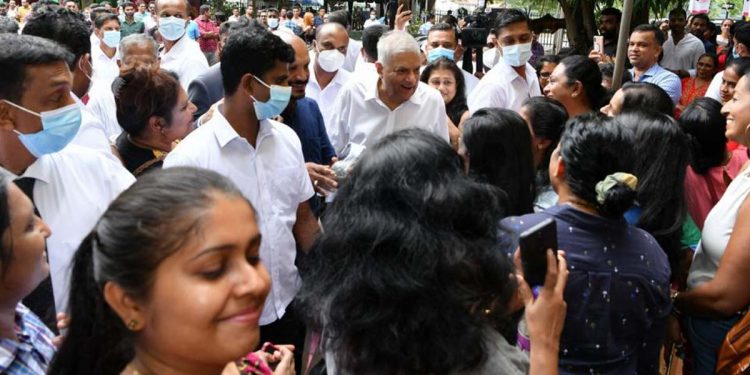 කොළඹ විශ්වවිද්යාලයට ආ රනිල්ට සිසුන් එක දිගට හූ තියයි! (VIDEO)