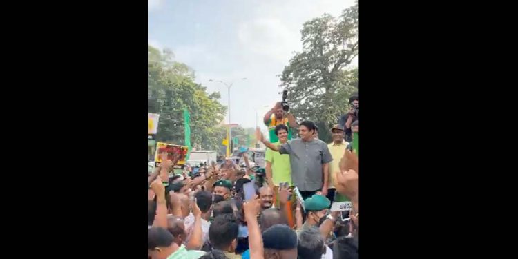 හතරවටින්ම කොළඹට ජන ගඟක් ඇදෙයි! සජිතුත් පෙළපාලියට එක්වෙයි! සජීවීව මෙතැනින් බලන්න! (LIVE VIDEO)