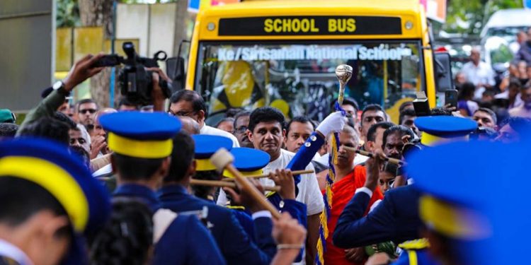 ‘මට බනිනවා මම දන්නෙ බෙදන්න විතරයි කියලා! ආණ්ඩු බලයක් නැතිව පුලුවන්නම් වැඩ කරලා පෙන්වන්න!’ ඔක්කොම ප්රශ්න මැද්දෙත් සජිත් දැරණියගල පාසලක දරුවන්ට 42වැනි බස් එකත් අරන් යයි! (VIDEO & PHOTOS)