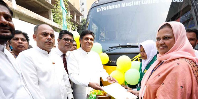 ජාතිවාද නෑ ආගම්වාද නෑ!සජිත් 41 වැනි බස් එකත් අරන් මැදකොළඹ පාතිමා බාළිකා විද්‍යාලයට යයි! සිසුවියන් විපක්ෂනායකට ස්තූති කරයි! (PHOTOS & VIDEO)