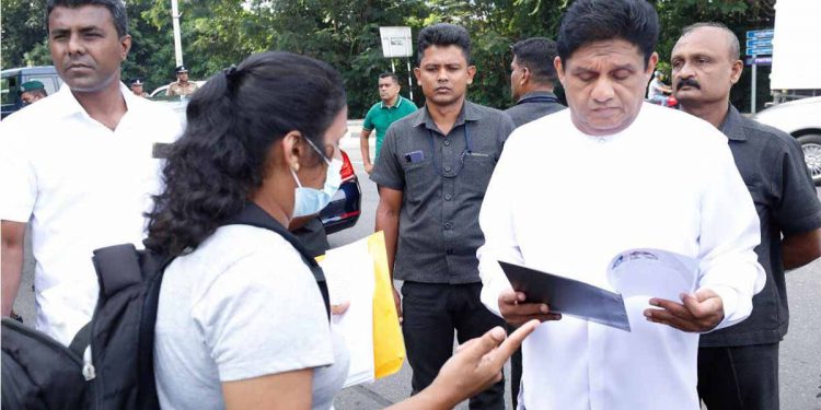 රැකියා විරහිත උපාධිධාරීන් පාර්ලිමේන්තු වටරවුමේ උද්ඝෝෂණ කරද්දී විපක්ෂනායක සජිත් වාහනයෙන් බැස උද්ඝෝෂකයන් අතරට යයි! ප්‍රශ්න සියල්ල විමසයි! ඒ ප්‍රශ්න සියල්ල පාර්ලිමේන්තුවට අරන් එයි! (VIDEO)