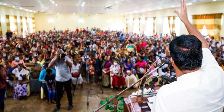 දැරණියගල කාන්තාවන් සජිත්ව බලන්න රොද බැඳගෙන එයි! පොරොන්දු ඉටු කරන සජිත් 52%ක් වෙච්ච රටේම කාන්තාවන් වෙනුවෙන් තවත් පොරොන්දුවක් දෙයි! ඔක්කොටම උස්සලා පෙන්වපු මල්ලේ තිබුණේ මොනවාද? (VIDEO & PHOTOS)