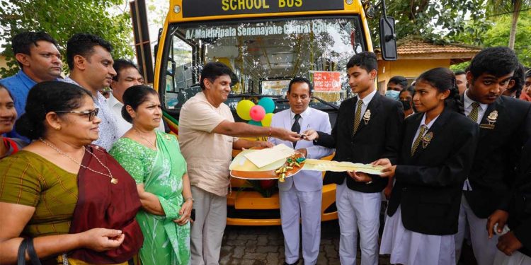 මතකද කිලිනොච්චි යනවා කියලා මැදවච්චි යනවා කියලා කතාවක් ජනප්‍රිය වුණා! සජිත් ඊයේ කිලිනොච්චි ගිහින් අද මැදවච්චි ඇවිත්! මොකටද දන්නවාද? පාසල් දරුවන්ට බස් අරගෙන! ඊයෙ දැම්මේ කිලිනොච්චි එක! මේ මැදවච්චියෙ එක! (VIDEO & PHOTOS)