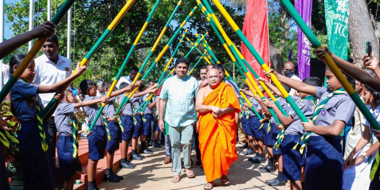 දැන් මට ‘බස් මෑන්’ කියනවා! කමක් නෑ! මට කොච්චර අපහාස කළත් මම සැලෙන්නේ නෑ! විපක්ෂනායක සජිත් 50 වැනි බස් එකත් අරගෙන ජවිපෙ නායක අනුර කුමාර ඉගෙනගත්ත තඹුත්තේගම ඉස්කෝලෙට යයි! (VIDEO & PHOTOS)