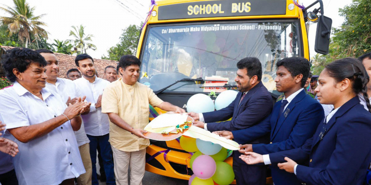 මිනිස්සුන්ට බදු ගගහා ආණ්ඩුව වැඩ කරන කොට ආණ්ඩුවක් නැතිව මිනිස්සුන්ට වැඩ කරන හැටි අපි පෙන්නුවා! මේ රට අපිට බාර දෙන්න! අපි රට හදලා පෙන්වන්නම්! පිළියන්දල ධර්මරාජ විද්‍යාලයේ සිට සජිත් රටටම කියයි! (VIDEO & PHOTOS)