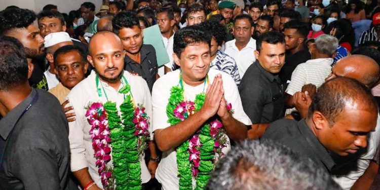 මිනිස්සු කන්න නැතිව දුක් විදිද්දී රජ පවුල තරු පහේ හෝටල්වල පාටි දාන හැටි සජිත් බටහිර කොළඹට ඇවිත් කියයි! (VIDEO & PHOTOS)