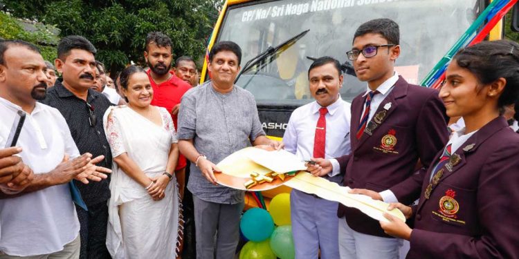 මේ පහසුකම් නැතිව අපේ දරුවො හරියට දුක් වින්ඳා! මේ කරපු පිනට මේ ආත්මයේ පමණක් නොව ඊළඟ ආත්මවලත් ඔබතුමාට ලැබෙයි! සජිත් මාතලේ නාඋල ඉස්කෝලෙට බස් එකක් අරන් ගියාම ගුරුවරු දරුවො විපක්ෂනායකතුමාට ස්තූති කළේ එහෙමයි! (PHOTOS & VIDEO)