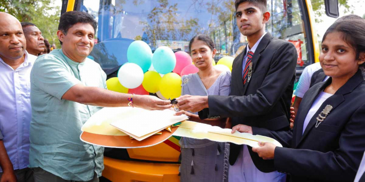 2019 බලය ගත්තෙ ලස්සන වචනවලින්! මේ මුලු රටම බංකොලොත් වුණේ ලස්සන වචන නිසයි! බැනුම් අහගෙන සමච්චල් දරාගෙන මඩවලට නොසැලී විපක්ෂයේ ඉඳන් ඉස්කෝලේ දරුවන්ට 51 වැනි බස් රථයත් අරගෙන සජිත් යාපහුවට යයි! (VIDEO & PHOTOS)