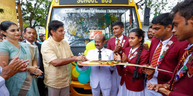 නිවැරදි දේ කරනවා නම් පැහැදිලි නොකරන්න! ඉල්ලා අස් කර නොගන්න! සමාව නොඉල්ලන්න! කෑගැසීමට ඉඩ හරින්න! ඔවුන්ට කළ හැක්කේ එපමණකි! නෙලී මැක්ලම් එදා කිව්වා! අතුරුගිරියෙ දරුවන්ට බස් එකක් අරන් ඇවිත් සජිත් කියනවා! (VIDEO & PHOTOS)