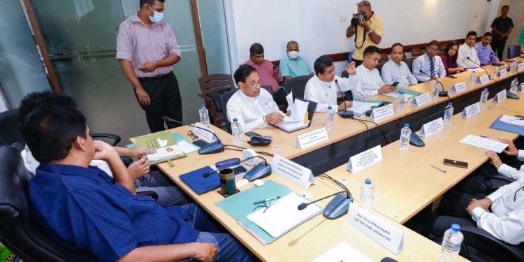 ඔන්න යනවා මෙන්න යනවා කිය කියා ආණ්ඩුවේ මාධ්යවල දාන රාජිත අදත් සජිත් එක්ක සජබ රැස්වීමක! (PHOTOS)