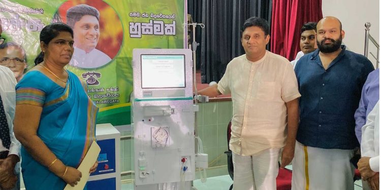 විපක්ෂනායක මඩකලපුව ඉස්පිරිතාලෙට ගියාම දෙමළ සන්ධානයේ රාසමාණික්කමුත් එතනට එයි! සිංහලෙන් දෙමළෙන් දෙකෙන්ම කතාවක් කරලා සජිත් ගැන මාර කතාවක් කියයි! (VIDEO)