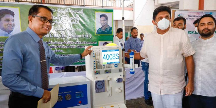 කන්න නැතිව මිනිස්සු දුක් විඳිනවා! ඇමැතිවරු තරු පහේ හෝටල්වල සැප ගන්නවා! සජිත් ත්‍රිකුණාමලේ මිනිස්සුන්ට වකුගඩු කාන්දු පෙරණයක් අරගෙන ඉස්පිරිතාලෙට යනවා! (VIDEO & PRESS)